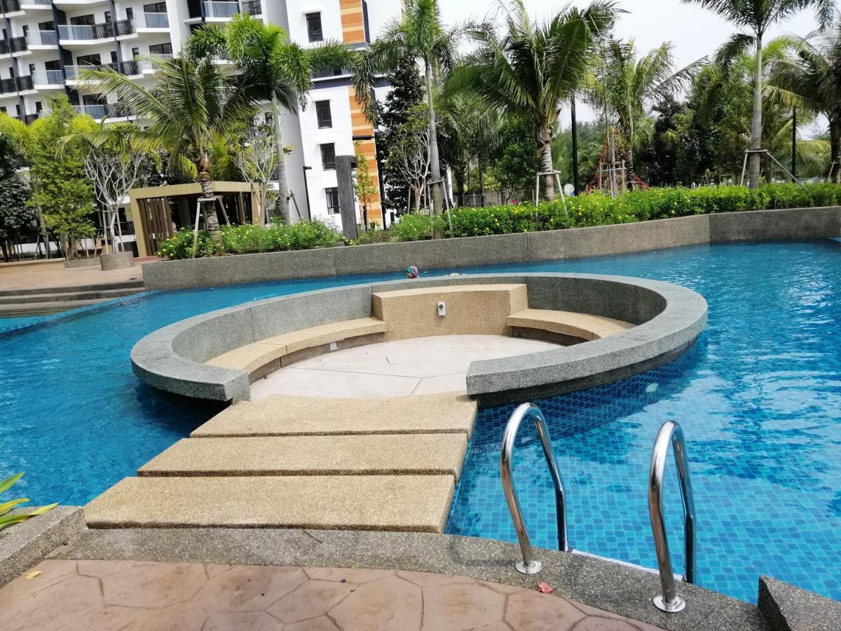 Timurbay Seafront Residence By Hardinahomes Kuantan Exterior foto